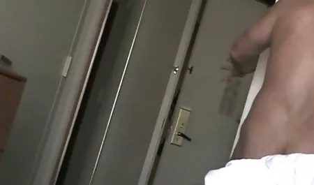 Блондинка курча отримує її киска домашнє відео порно їв, перш ніж трахати